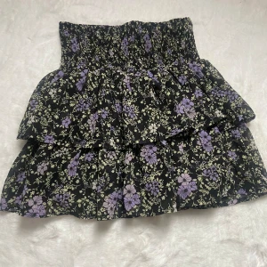 Blommig volangkjol🌺 - Jag säljer denna blommiga volangkjolen då den ej kommer till användning längre💞Själv skulle jag säga att den har en väldigt bra passform och den är sann till storleken🩷Bra skick då den inte andvänts många gånger💞Kontakta mig för frågor mm.💕