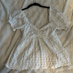 Super fin kortärmad blus från Gina💕 - Super fin vit kortärmad blus, från Gina. Köpte den med små smink fläckar där framme, se bild 4, då jag tänkte att det skulle gå att trävita bort. Men dem gick ej bort. Sparsamt använd. Nypris 349, mitt pris 200. Köp via köp nu eller Swish☺️