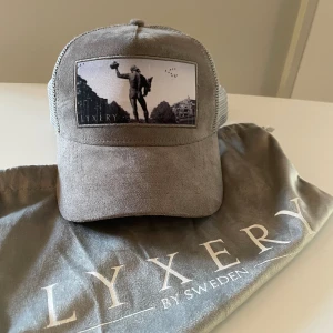 Lyxery keps - Tja, säljer den här Lyxery kepsen då jag inte använder den. Den är använd max 5 gånger, dustbag ingår såklart.