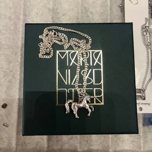 Maria nilsdotter halsband  - Så snyggt Maria nilsdotter halsband i längd 50 cm! Halsbandet säljs inte längre. Säljer pga att jag bytt till guld💕nypris 3000 kr och går inte ner i pris