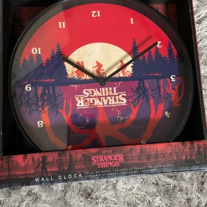 Stranger things klocka - Aldrig använd har inte haft tid att sätta upp den och vill inte ha den längre den är hel och aldrig öppnad