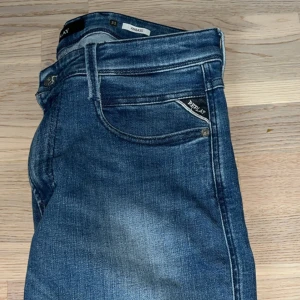 Replay Anbass - Säljer ett par riktigt snygga replay Anabss i strl 31/32 in nyskick. Endast använda 1 gång och är helt som nya, inga fläckar, märken eller hål. Nypris 1900, mitt pris 750. Kan gå ner i pris vid snabb affär!!