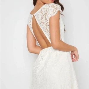 Studentklänning  - Väldigt fin studentklänning som jag tyvärr beställde i fel storlek innan min student och den kom därav inte till användning. 