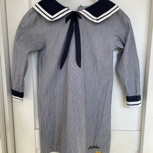 Madicken klänning - Madicken klänning från Astrid Lindgrens värld. Köpt typ 2015 och har burits två ggr. Har inga fläckar eller andra skador. 