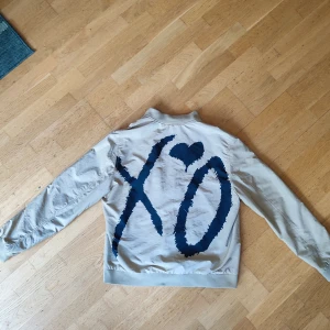 The Weekend Bomber XO H&M - Bombarkacka från The Weeknds collaboration med H&M 