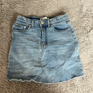 Levi’s skirt - 10/10 skick. Kjolen är använd två gånger o i topp skick. Säljer för 300kr men kan gå ner lite i pris