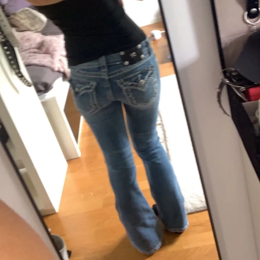 Lågmidjade bootcut miss me jeans! Köpa från plick men sitter lite tajt på mig. Öppen för byten. Midjemått: 36 cm men väldigt stretchigt  innerben:75 cm💕. Jeans & Byxor.