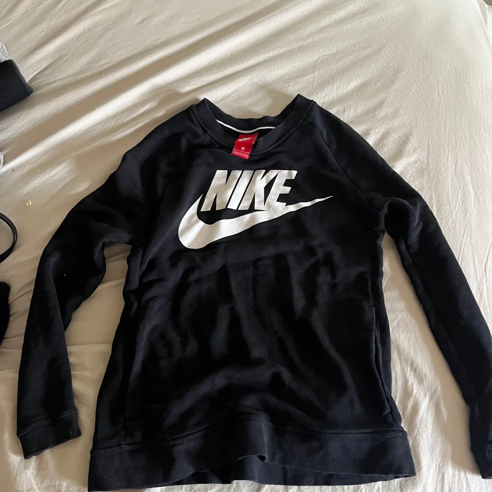 En jättefin tjocktröja i märket Nike, säljs på grund av att den är lite för stor för mig, den är i ganska bra skick och är i storlek S🩷. Hoodies.