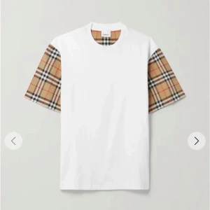 Burberry tshirt - Söker denna burberry tshirt i storleken xs/s (S om den är tight i storleken) Högst 400kr:)
