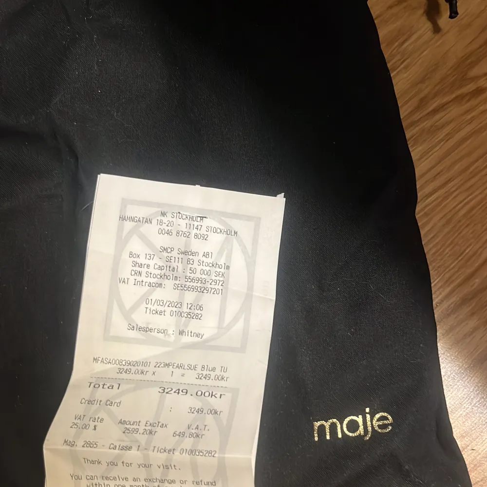 Super fin blå maje väska med pärlor och diamanter på ena sidan. Helt i nyskick och säljs då den inte kommit till användning sen jag köpt den. Kvitto och dustbag finns kvar🩷 skriv dm ifall ni har frågor!!. Laukut & Käsilaukut.