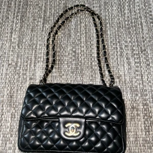 Svart väska - En svart väska som nog inte är äkta. fått för några år sen. 