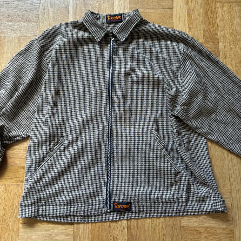 Sjukt fet overshirt med en grym fit. Ganska boxy. Väldigt fint skick! Size L. Skjortor.