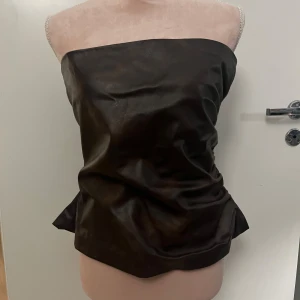 Tubtop från Zara - Brun tubtop i fuskkoden från Zara. Aldrig använd. Liten i storlek, som en L . Strl XXL