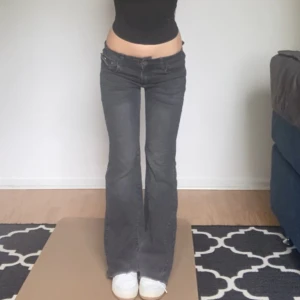 Fri frakt och billig för en dag❤️ - I storlek W25 och i jättebra skick. Midjemåttet är 31cm. Innerbensmått är 65cm ❤️