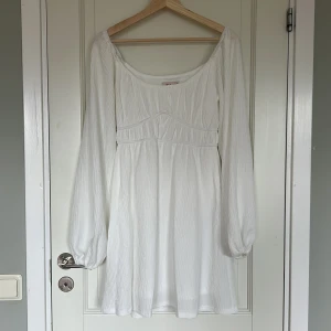 Vit klänning - Vit kort klänning från Nelly endast använd en gång 🌸