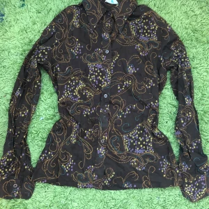 Skjorta - En jätte fin skjorta från 70talet🫶🏻kontakta gärna innan köp:)