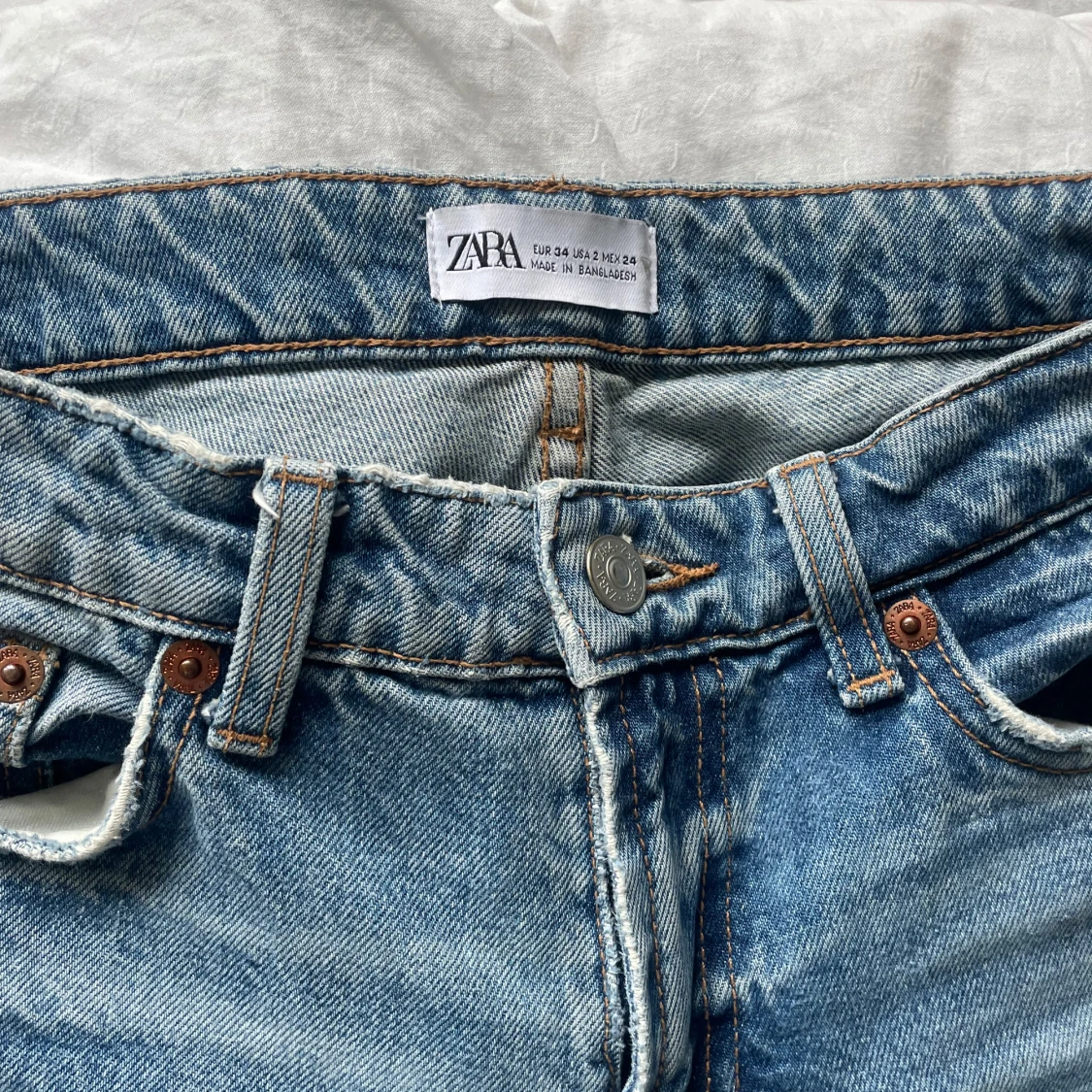 Populära lågmidjade raka jeans från Zara   - 92