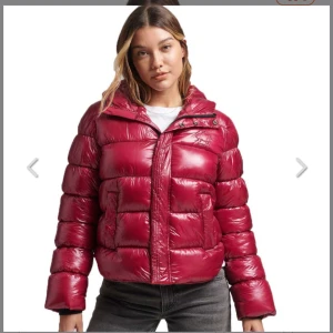 Superdry röd jacka  - Superfin röd jacka från Superdry som är helt slutsåld. Köpt för ca 1700 och knappt använd, inga defekter! 