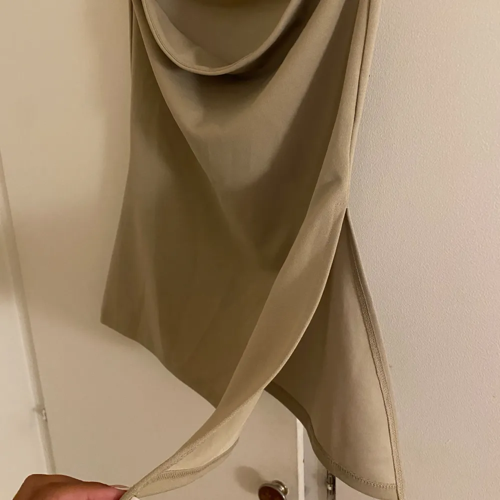 Bandeau top från Bik Bok i en beige färg, super snygg på men för liten för mig, nästan aldrig använd förutom fåtal gånger 💕 Slits på ena sidan! Om man vill se hur den sitter på skriv privat 💞 . Toppar.