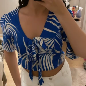 Blus  från guess  - Säljer en topp från guess,har en liten dragkedja på sidan och är inte alls använd. Finns matchande byxor till skriv om Due intresserad av hela sättet eller bara tröjan! 