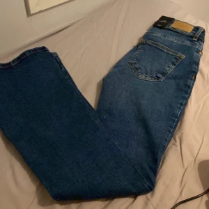 Utsvängda jeans  - Oanvända säljer pågrund av att dom är för små för mig.  Original pris är 549 men säljer dom för 200kr.