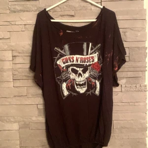Tröja - Super fin Guns’n roses tröja i super stretchigt material. Den ska vara som en oversize tröja. Kan användas som klänning om du är kort.