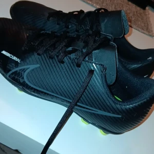 Nike fotbollskor - Lite använd