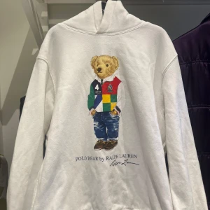 Ralph Lauren hoodie - Vit polo bear Ralph Lauren hoodie i bra skick. Stolek 160.