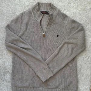 Morris half zip - Morris half zip i väldigt bra skick. Använd fåtal gånger. Nypris runt 1800kr.  Priset är inte hugget i sten. Hör av er vid fler frågor. 