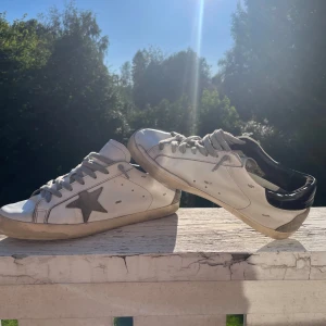 Golden goose - Säljer dessa sjukt snygga golden goose i modellen superstar. Har använt de i några månader och har tagit väl hand om dem så de är i riktigt bra skick! De är självklart äkta och allt og medföljer (förutom dustbag som jag sålt)