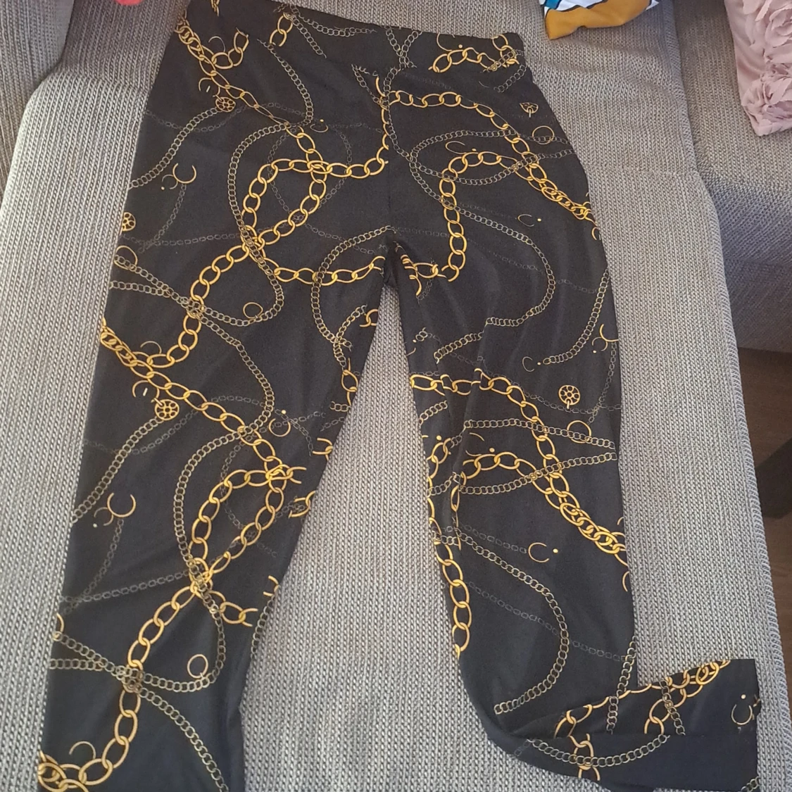 Svarta byxor med kedjemönster