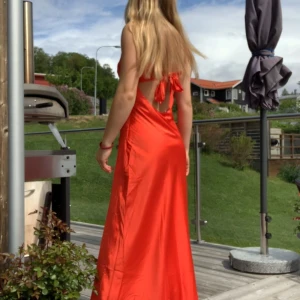 Maxiklänning - Superfin långklänning som är helt ny men säljer den då den är för lång på mig då jag är 163cm. Glansigt material och så fin rygg. Köpt med tullavgift också, därav priset.