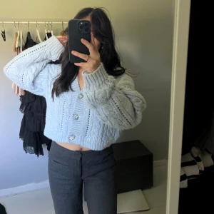 Stickad cardigan - Tveka inte vid frågor! Säljs på grund av flytt och rensning 🌸