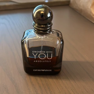 Stronger with you absolutely - Hej! Säljer 30/50ml stronger with you absolutely. Skriv om intresserade! Nypris ca (800) mitt pris är fast 450. Kan tänka mig byten.