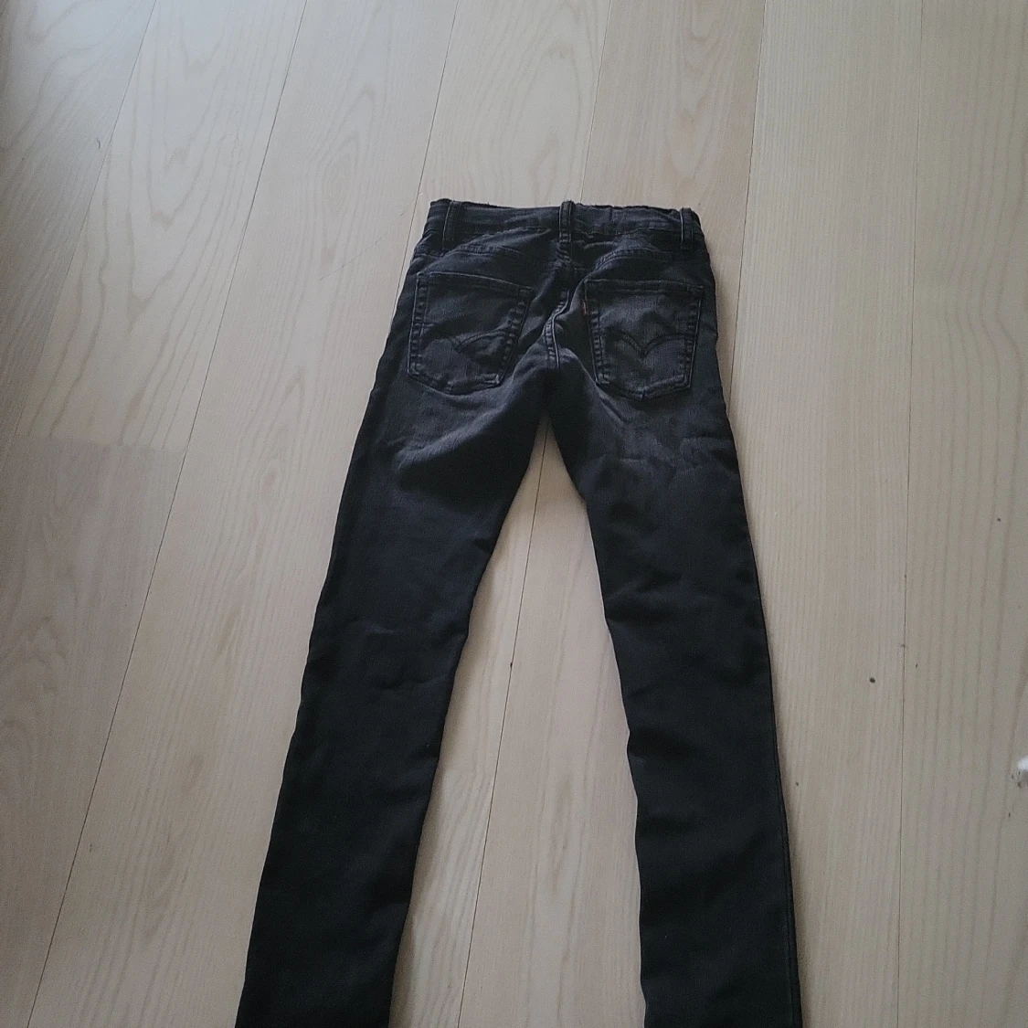 Jag säljer jeans från Levis som har blivit använd en gång! Byxorna är jätte fina !!! - 92