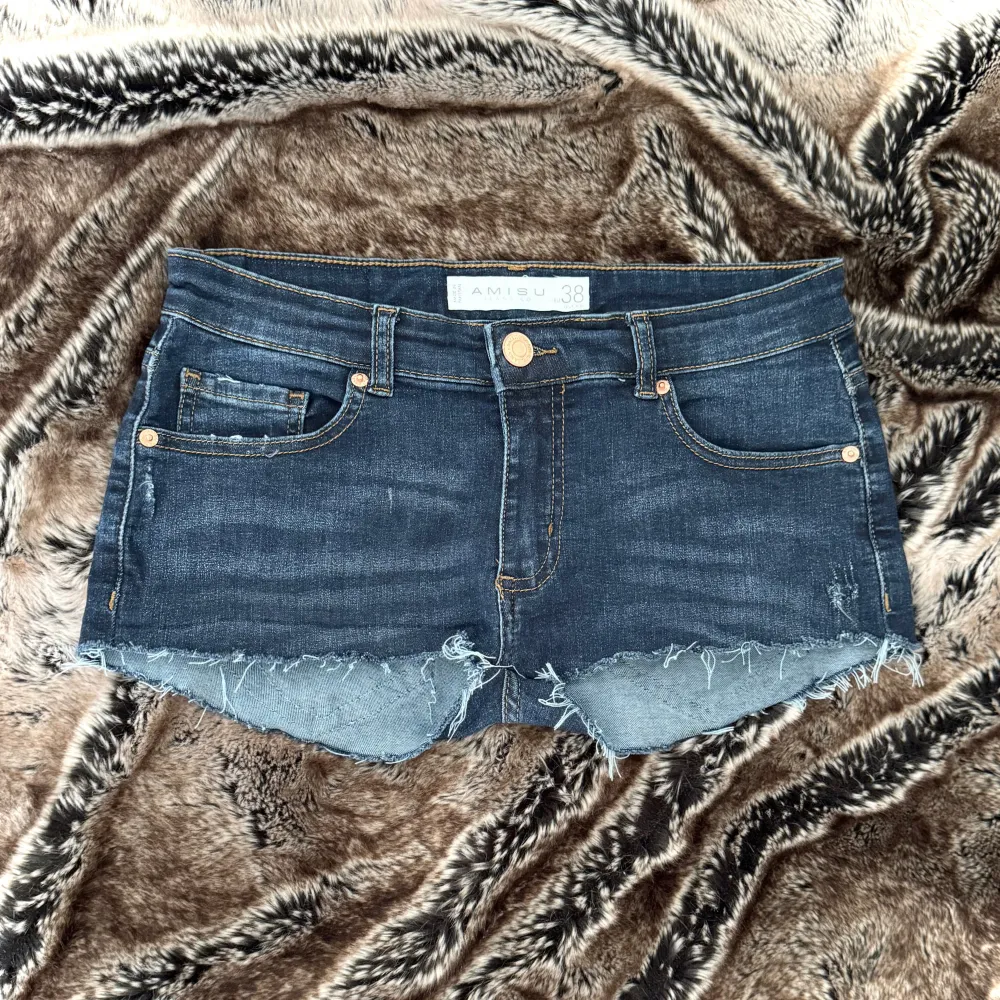 midja: 76 🤍 uppcyklade lågmidjade jeansshorts 🤍 jag är 171cm & stl S/36/28 för referens 🤍 läs POLICY & FRAKT (i gillade inlägg) innan du skriver 🤍 använd gärna ”Köp” 🤍  . Shorts.