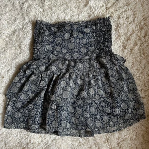 Neo Noir volangkjol - Så fin mörkblå volang kjol från Neo Noir i storlek S. Finns en matchande blus till som säljs på vårt konto. Nypris ca 750kr. 💙💙💙köp settet för 500kr!