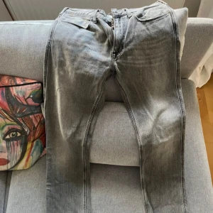 Jeans från Acne Studios  - Lågmidjade jeans i mycket bra skick. Storlek 31/32 är som en 36 
