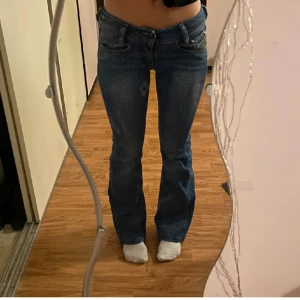 Low waist bootcut jeans  - Byxorna är i nyskick, storlek w25/xs det är jag på bilden är 159 lång🤍