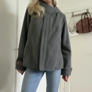 Kort kappa - Sååå fin kort kappa som liknar den populära kappan från cos som såldes förra året❤️ 