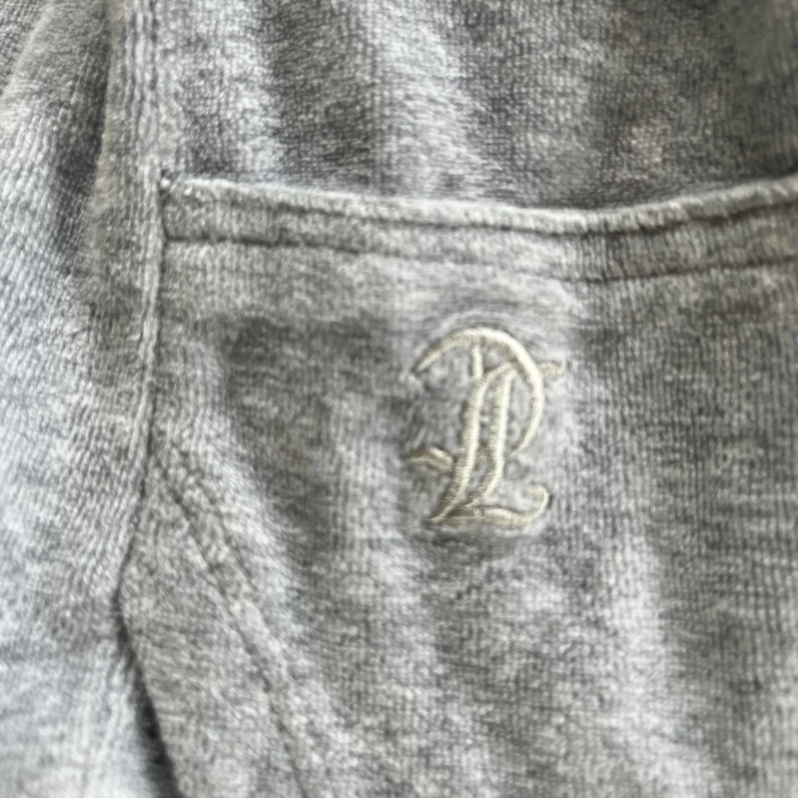 Grå juicy couture byxor - 90