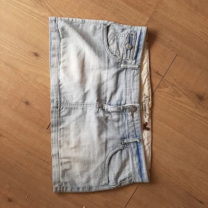 Lågmidjad jeans kjol 💕 - Jättefin jeans kjol!! Säljer för att den tyvärr var fel storlek. Utmärkt skick,  bara prövad. Kontakta mig vid minsta fråga 💕💕