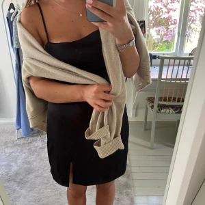 Svart klänning - Klänningen är aldrig använd, prislappen finns nämligen kvar och är i svart satin, med en liten slitt 🌺 skriv vid intresse eller frågor! 