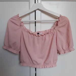 Rosa blus - Fin somrig rosa blus ☀️ Tyg med fin textur (bild 4) som inte är genomskinligt. 💞 Skriv vid frågor!