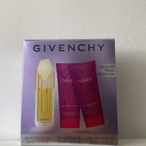 Givenchy ysatis travel kit 50ml + 100ml - Ett exklusivt och äldre travel kit med en äldre version av Givenchy Ysatis EDT 50ml och Ysatis shower gel 100 ml ✨ Parfymen är knappt använd. Shower gel aldrig använd. Har tyvärr gett bort beauty veil krämen. Vill man bara ha parfymen så skriv privat