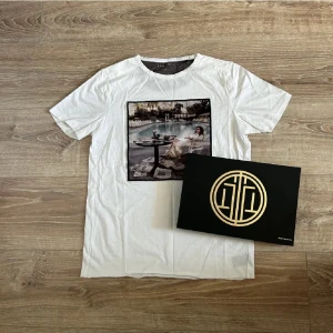 Limitato t shirt - Limitato t shirt, Storlek xs, Skick 8-10 inga defekter, Nypris cirka 1500kr, ( Ops box ingår inte)