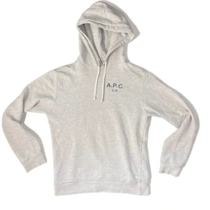 Apc hoodie - En riktig snygg grå Apc hoodie i storlek large men skulle säga att den är Small/Medium. Mycket skönt material och den har snygga detaljer som stjärnorna. Gjord i USA. Skriv i DM om ni är intresserade eller har frågor, kan även skicka fler bilder