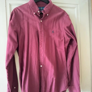 Vinröd Ralph lauren skjorta - Storlek M slimfit 