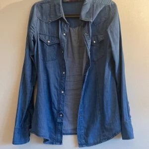 Jeanjacka  - Köptes från Zara länge sen avänt skick men fortfarande jättefin den är i Storlek M men passar någon med Xs-S