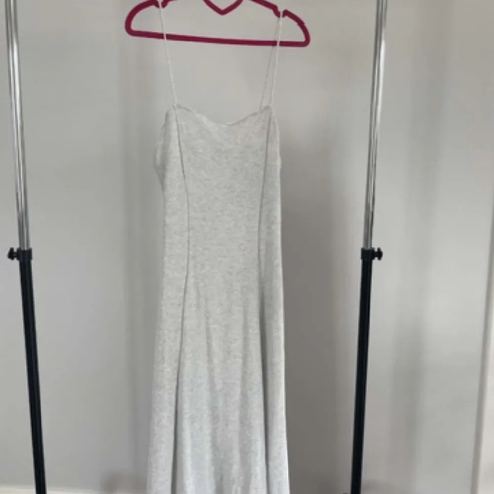 Lång klänning som är lagom glittrig från Zara. Endast använd en gång, så super ny skick.. Mekot.